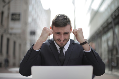 
    Ce îți oferim?&nbsp;• Un sistem testat, care funcționează• Proceduri clare, care te ghidează fără să te limiteze• Acces la tehnologie, training, mentorat și o echipă care te susține• Posibilitatea de a-ți construi brandul personal și un portofoliu solid• Libertatea de a decide cât muncești, cât investești și cât câștigi
    
  
  