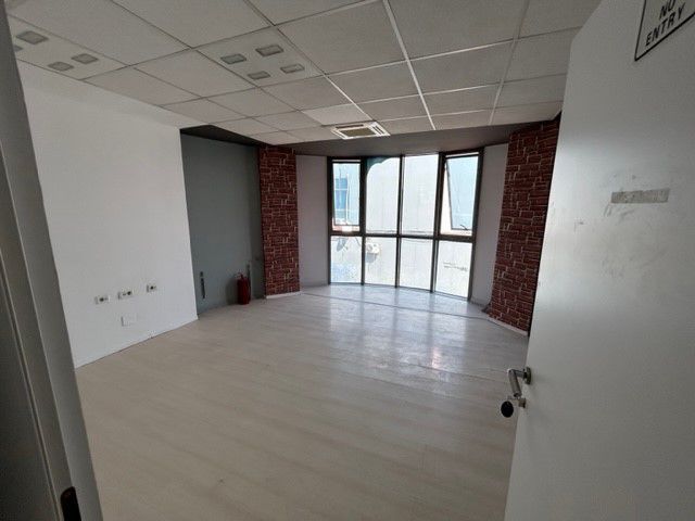 Inchiriere cladire moderna pentru clinica privata sau birouri - Poză 11