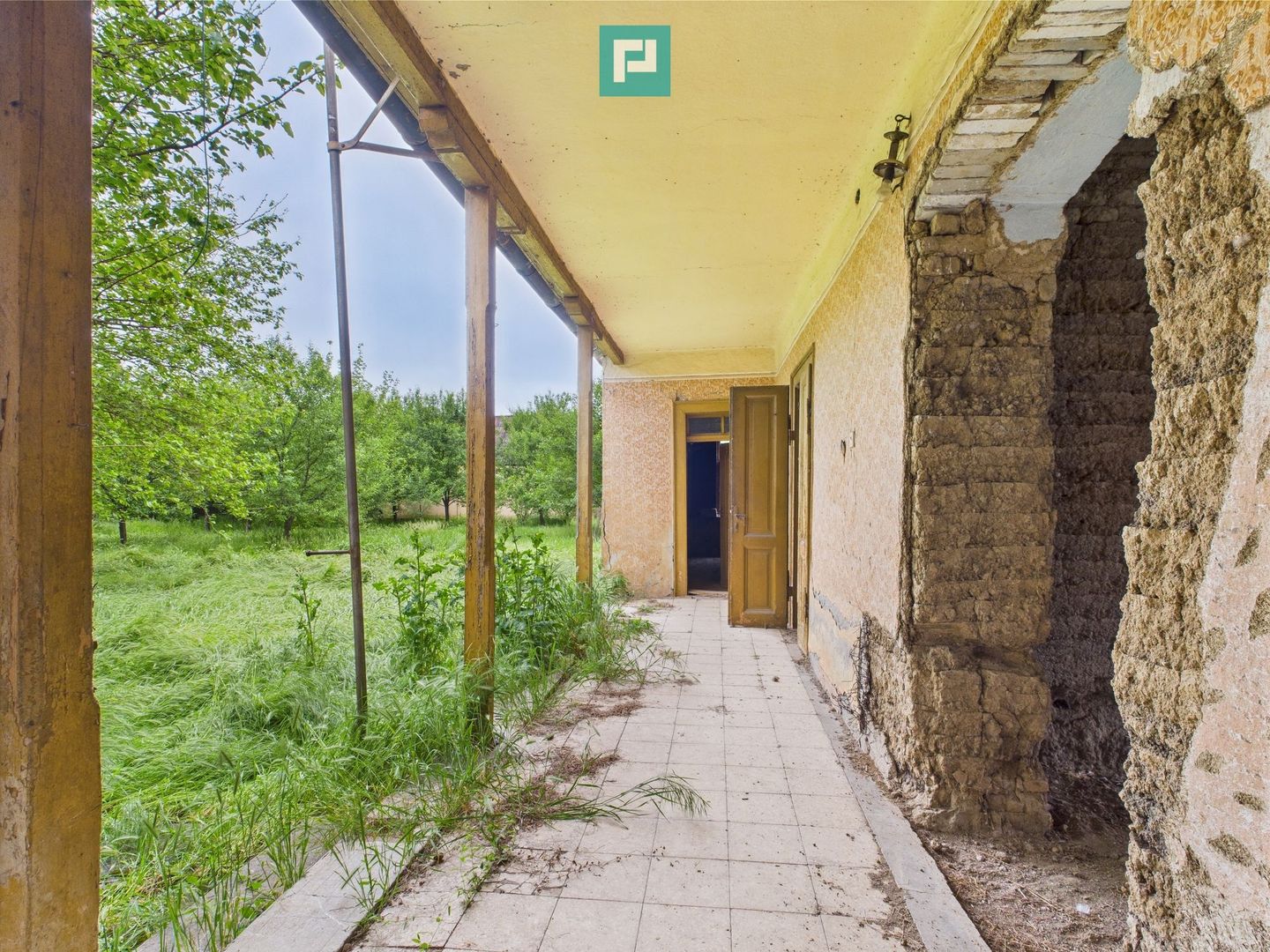 Casă de reabilitat pe teren generos- Comuna Variaș - Poză 9