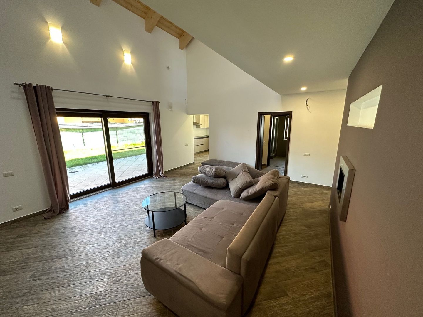 CASA SPATIOASA  CU GARAJ SI TEREN DE 600 MP - Poză 2