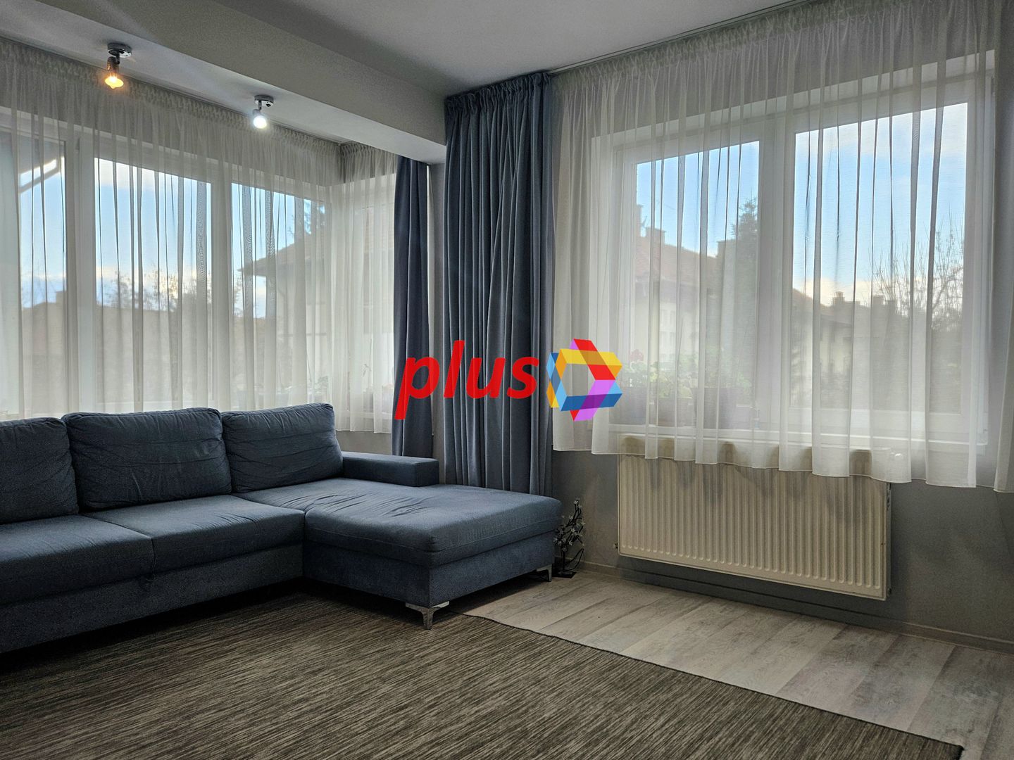 Oportunitate - Apartament cu trei camere in vila, zona Tractorul 70 mp - Poză 1