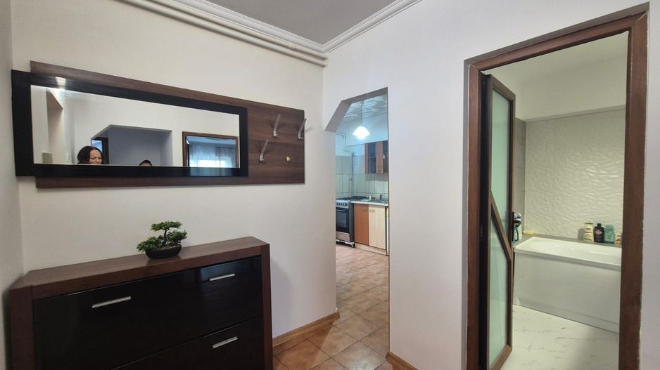 Intrare  Răcădău, apartament mobilat, liber la vânzare, însorit - Poză 6
