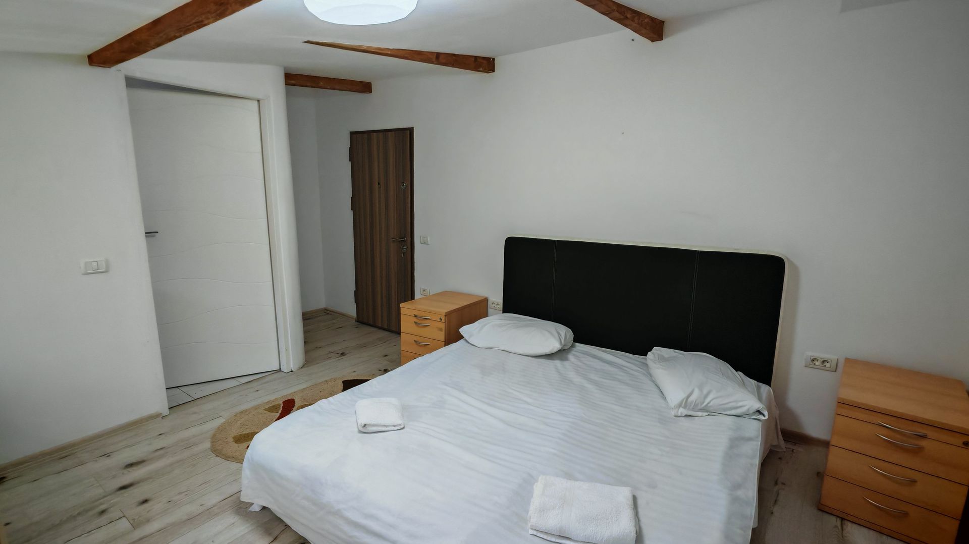 Vila cu 10 camere,pretabil compartimentare in 2 unitati separat,ASTRA. - Poză 4