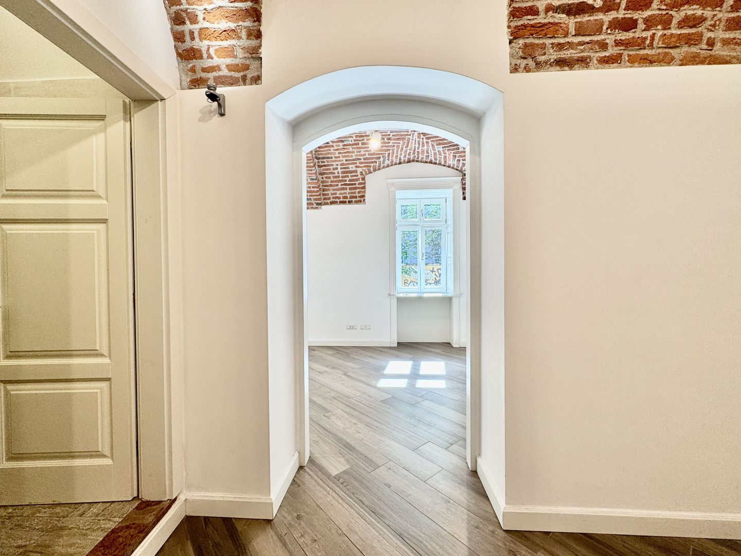 Spatiu birou in cladire istorica restaurata - Poză 3