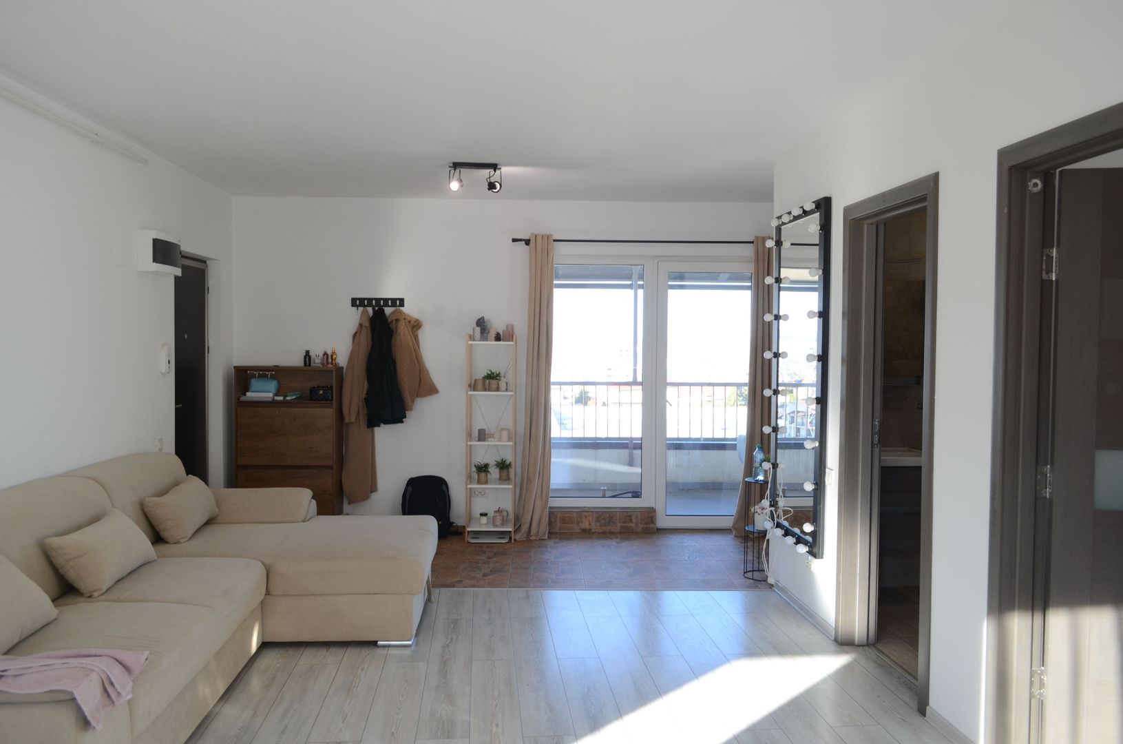 Apartament cu 3 camere, 2 bai, 2 terase, 2 garaje, in cartier Europa - Poză 2
