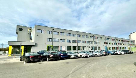 Spatii de birouri si hala de vanzare 3000 mp