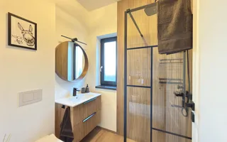 Casa moderna si cocheta. Locatie excelenta. Curte amenajata. Loc de parcare. - Poză 11