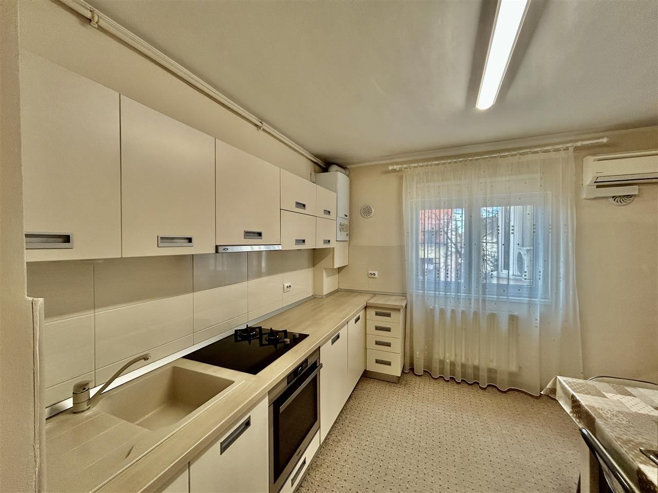 Apartament de închiriat în Sibiu – 3 camere, decomandat, 2 băi, 80 mp - Poză 2