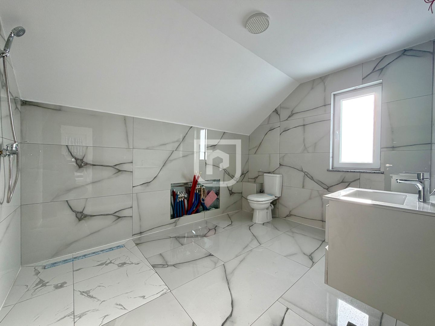 Casa noua Gura Humorului - 4 dormitoare, curte amenajata - Poză 11