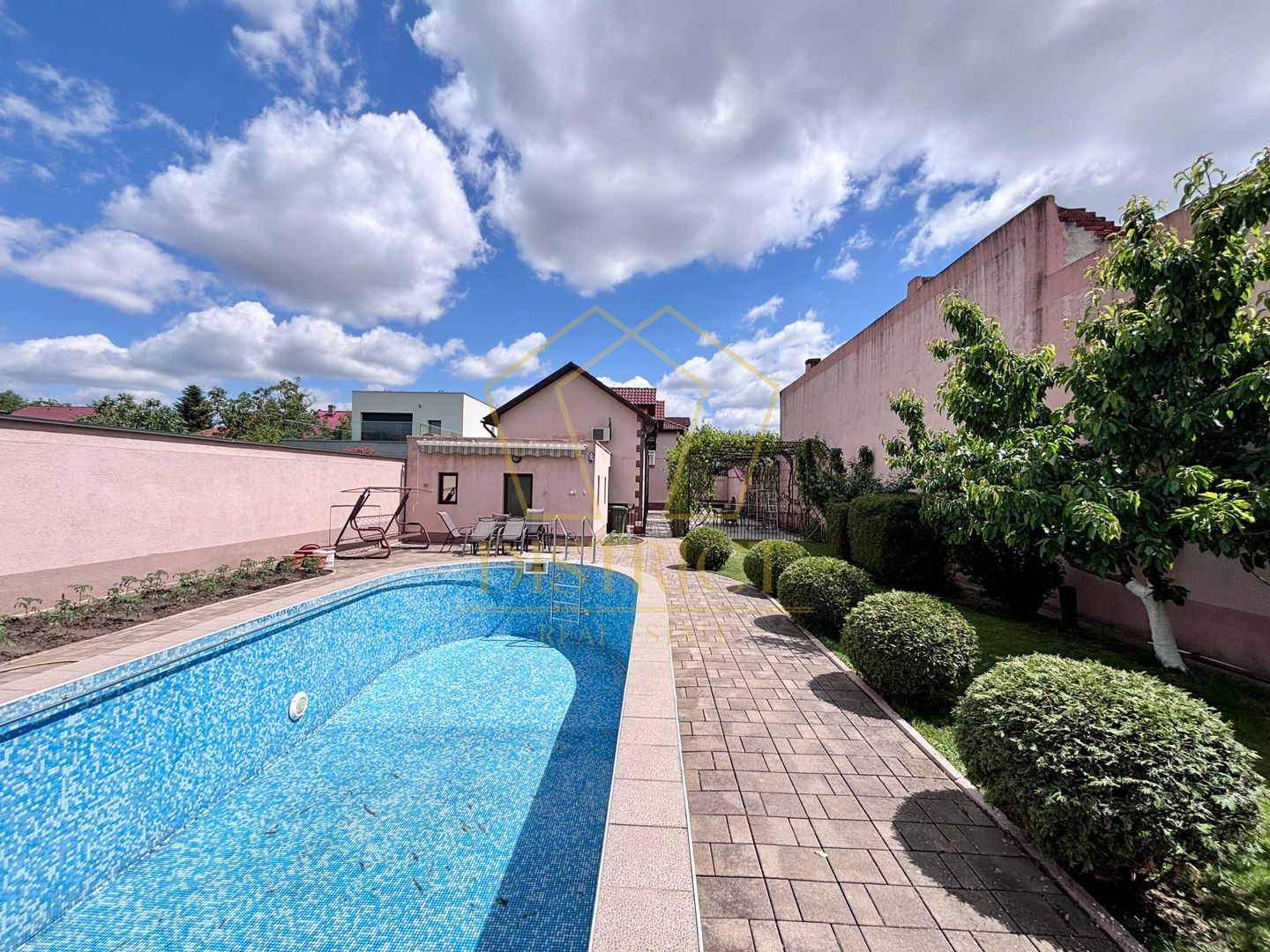 COM 0% Casa individuala spatioasa, piscina, garaj, anexe | Iosefin - Poză 1