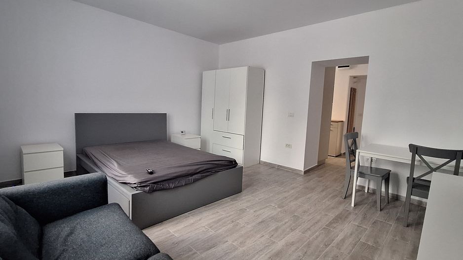 Apartament central cu o camera si loc de parcare - Poză 1