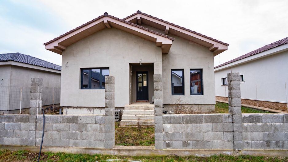 CASA NOUA SEMIFINISATA IN CIHEI CU 3 CAMERE - Poză 1