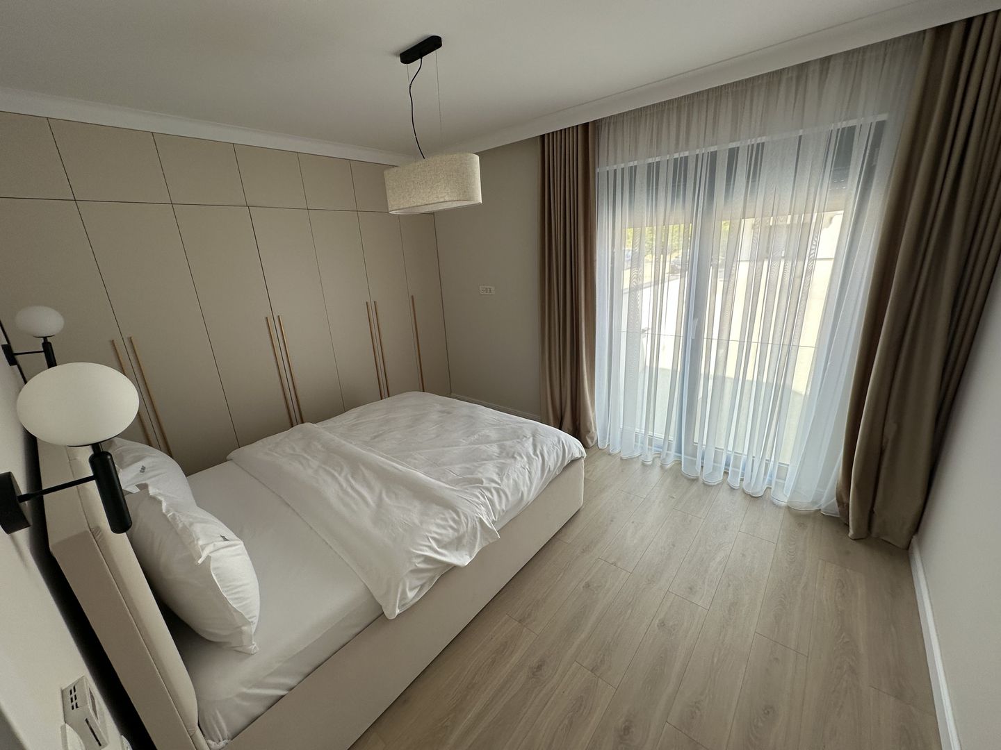 Apartment deosebit cu curte proprie se vinde complet mobilat - Poză 13