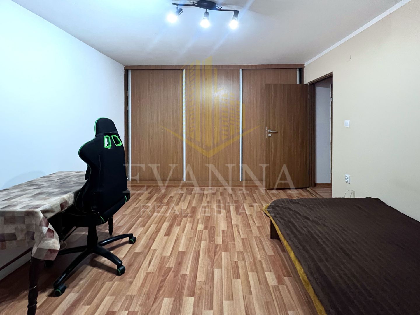 De vanzare 4 camere | 90 mp utili | balcon | zona Garii. - Poză 8
