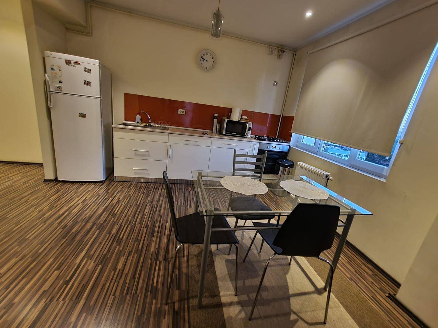 AP. 2 CAMERE DECEBAL, PARCARE INCLUSA, BLOC NOU, BUCATARIE OPEN-SPACE - Poză 3