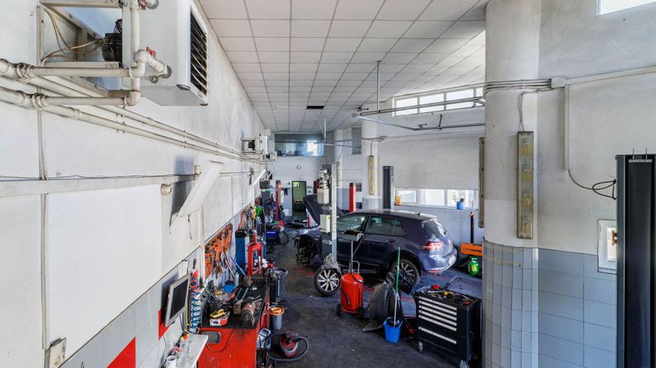 Clădire Modernă, Ideală pentru Locuință sau Afacere, cu Terasă Panoramică - Poză 25