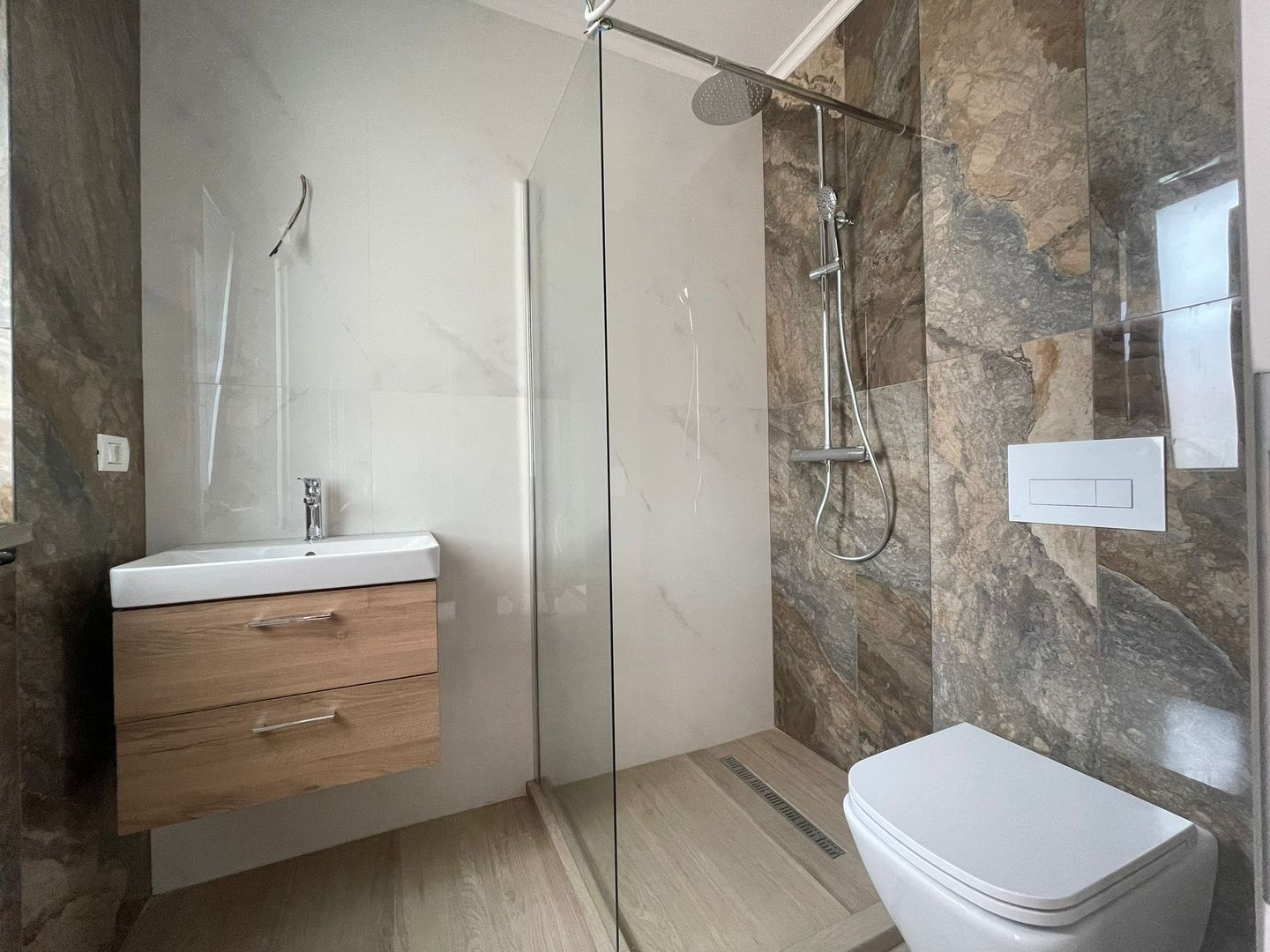 Duplex cu 5 camere și 3 băi - Mosnita Noua - Poză 8