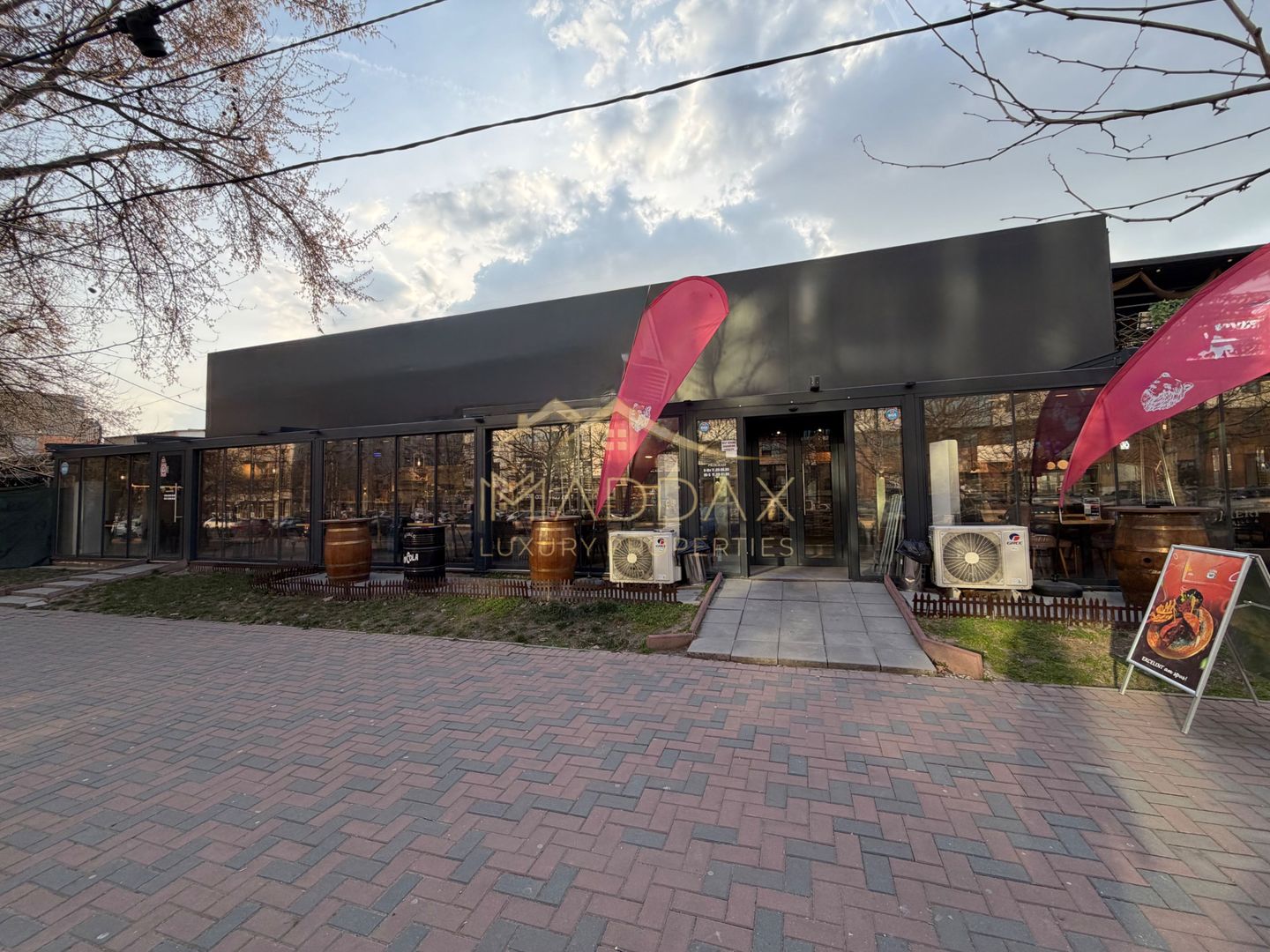 Spatiu Comercial  *731mp* / VAD stradal 31m / 19 locuri de parcare // Unirii - Poză 2