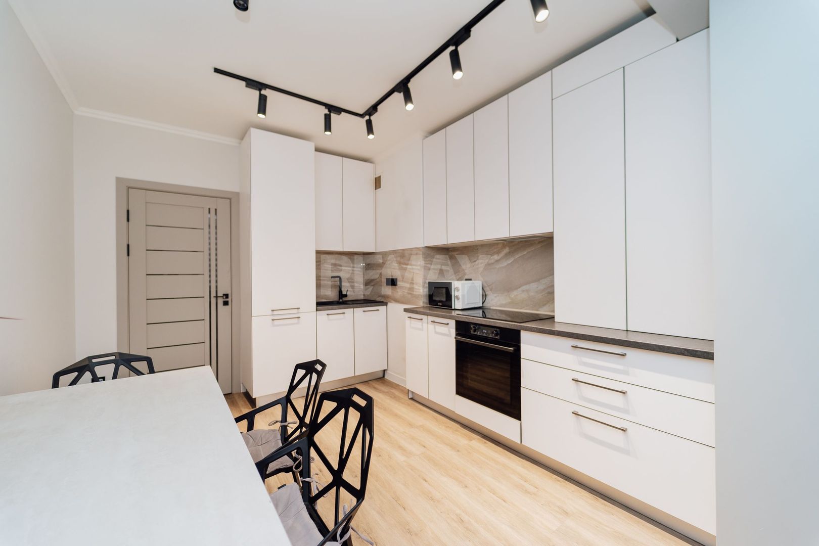 Apartament cu 2 camere în centrul Chișinăului | Lev Tolstoi | Complet mobilat și utilat - Poză 4