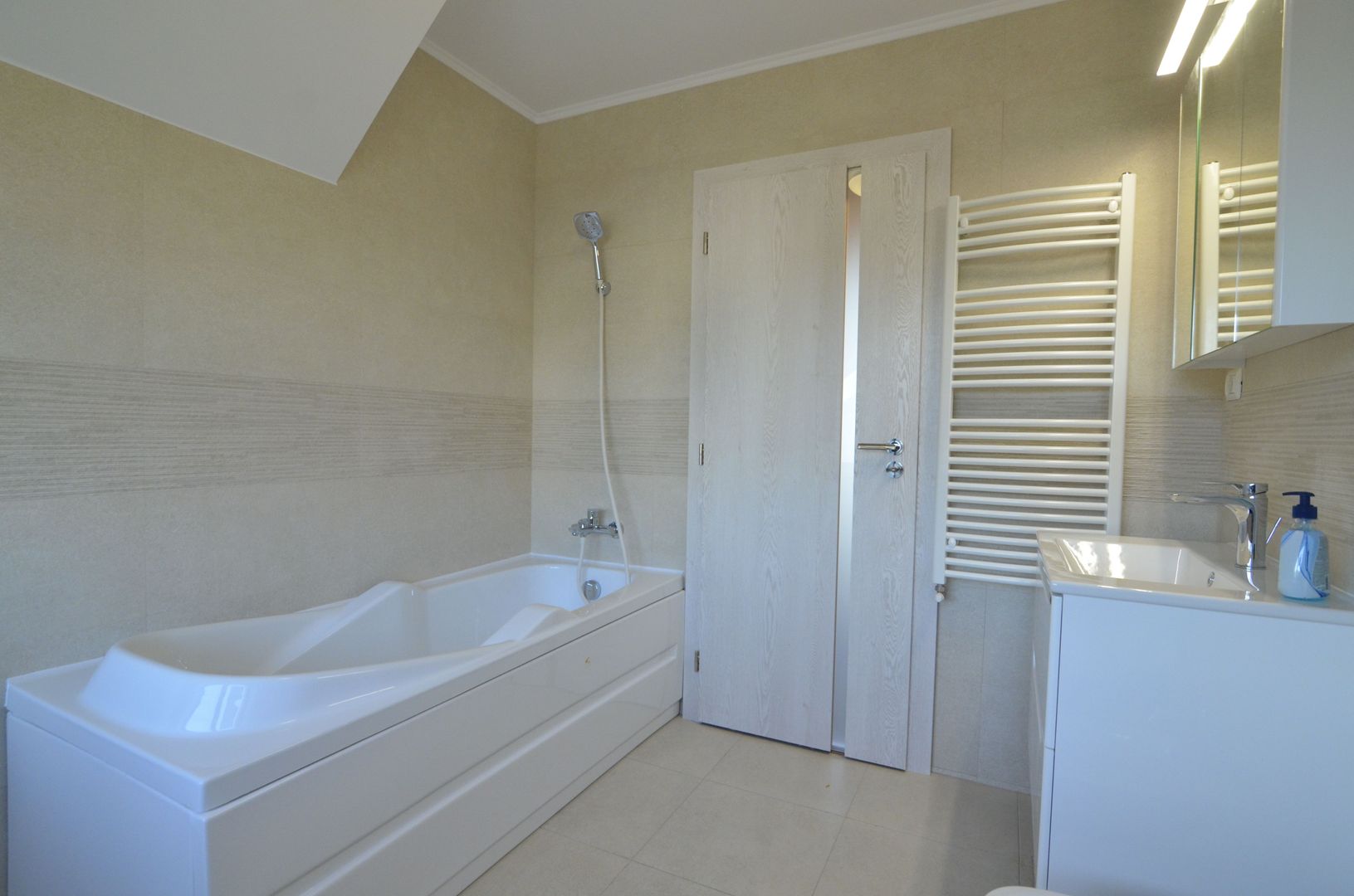 Inchiriem casa noua individuala 4 camere cu garaj - Poză 26
