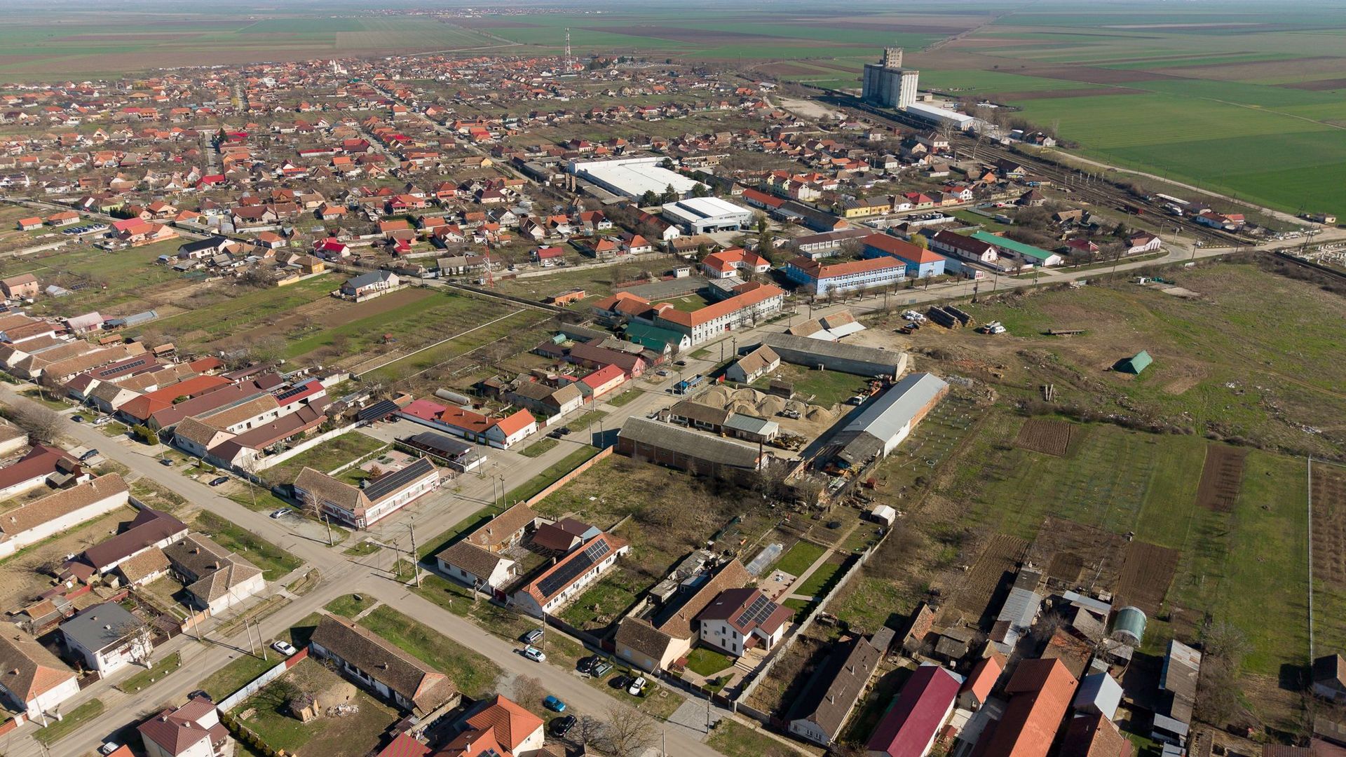 Casă  Sântana cu 3 camere și panouri fotovoltaice - Poză 10