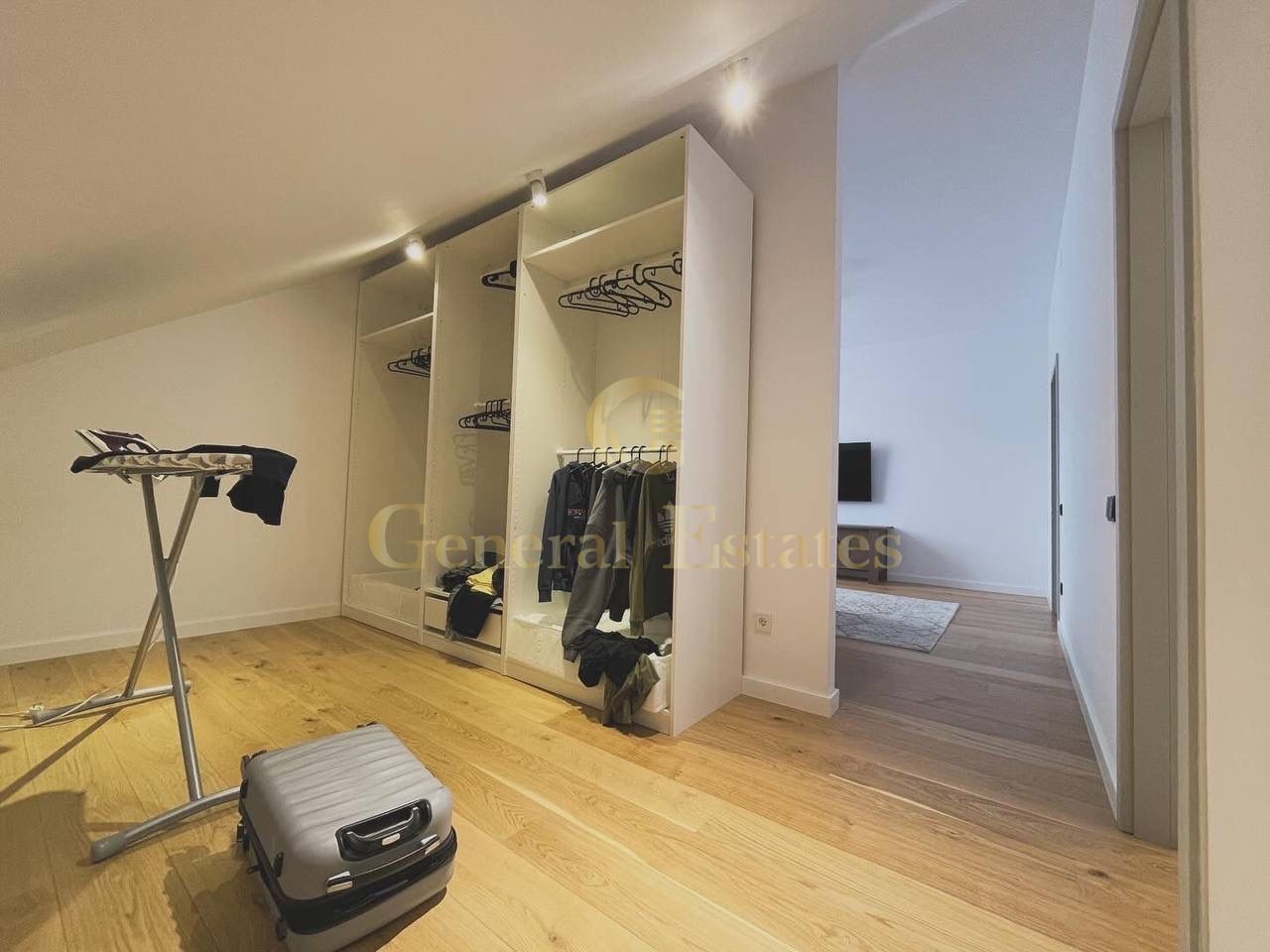 Casă cu design modern & suflet autentic – 200 m² de confort și rafinam - Poză 35