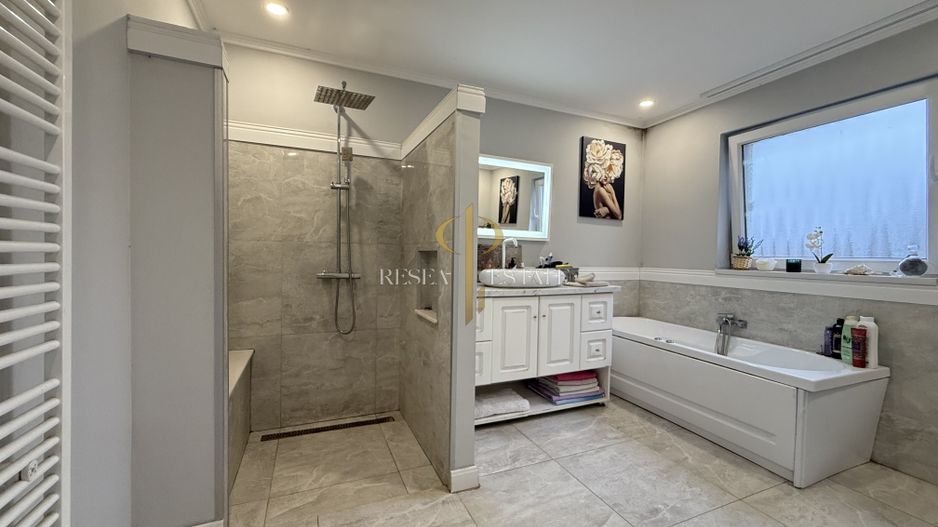 Casă spațioasă în Varias, împărțită în două unități cu acces separat - Poză 5