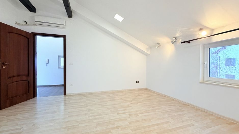 Casă de închiriat la liziera pădurii - Dumbrăvița - Poză 7