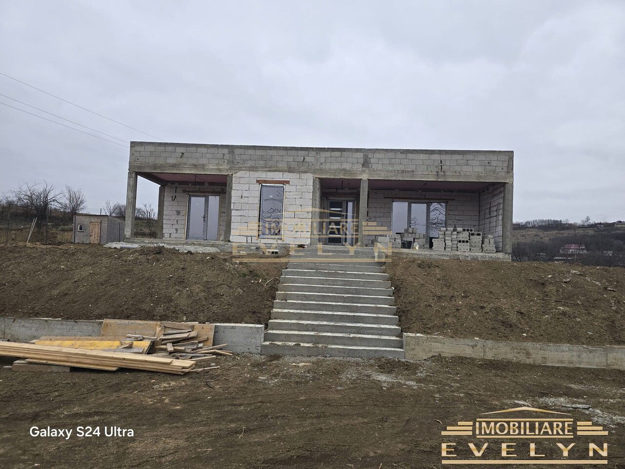 Casa la rosu de vanzare situata in Manolesti , pret 100.000 euro neg ! - Poză 1