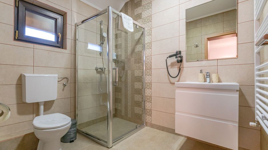 Pensiune Râșnov, 13 camere plus locuință proprietar, zonă Cetate - Poză 35