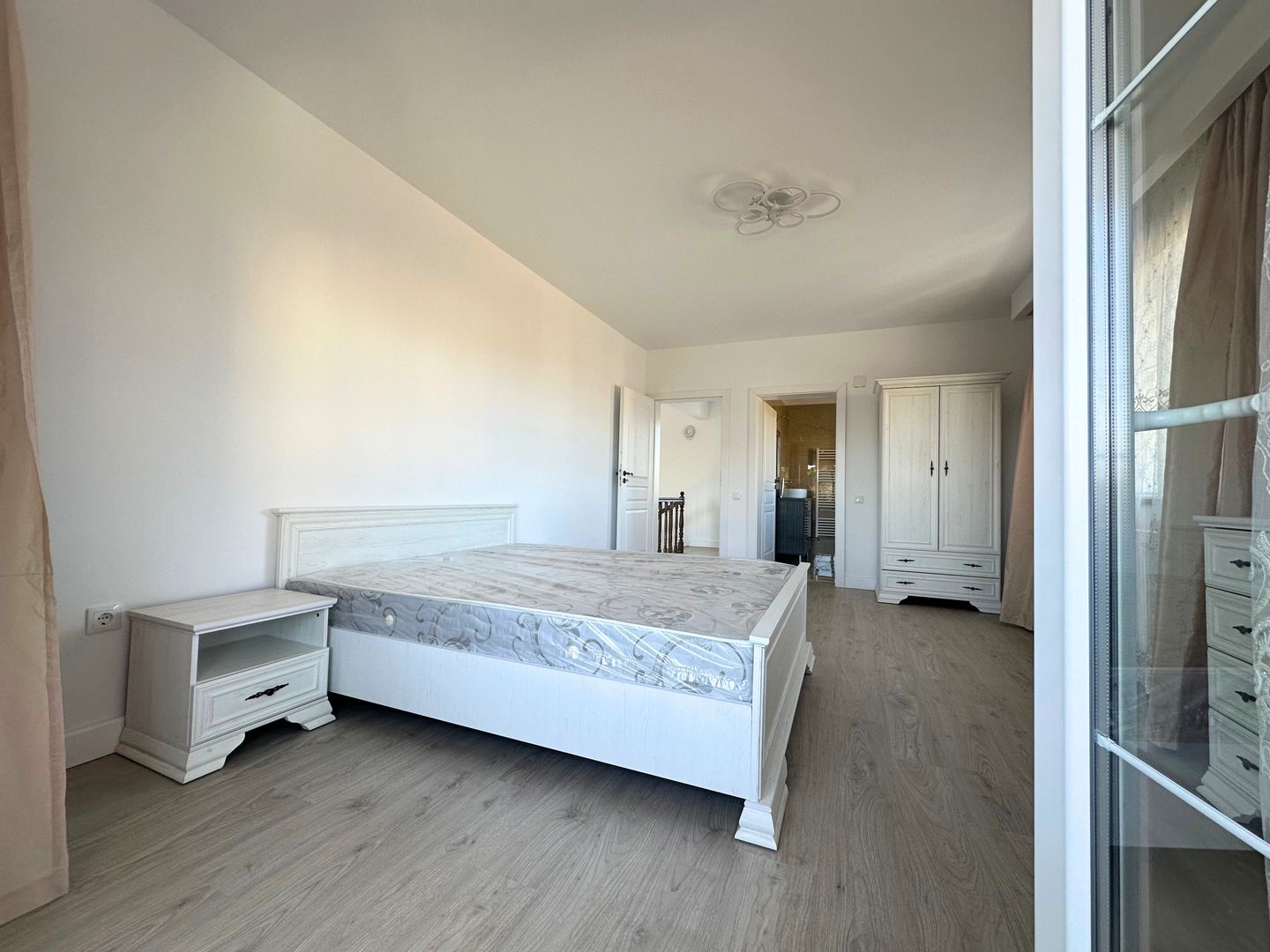 Vânzare casă 5 camere nouă elegantă și spațioasă în Hărman - Poză 32