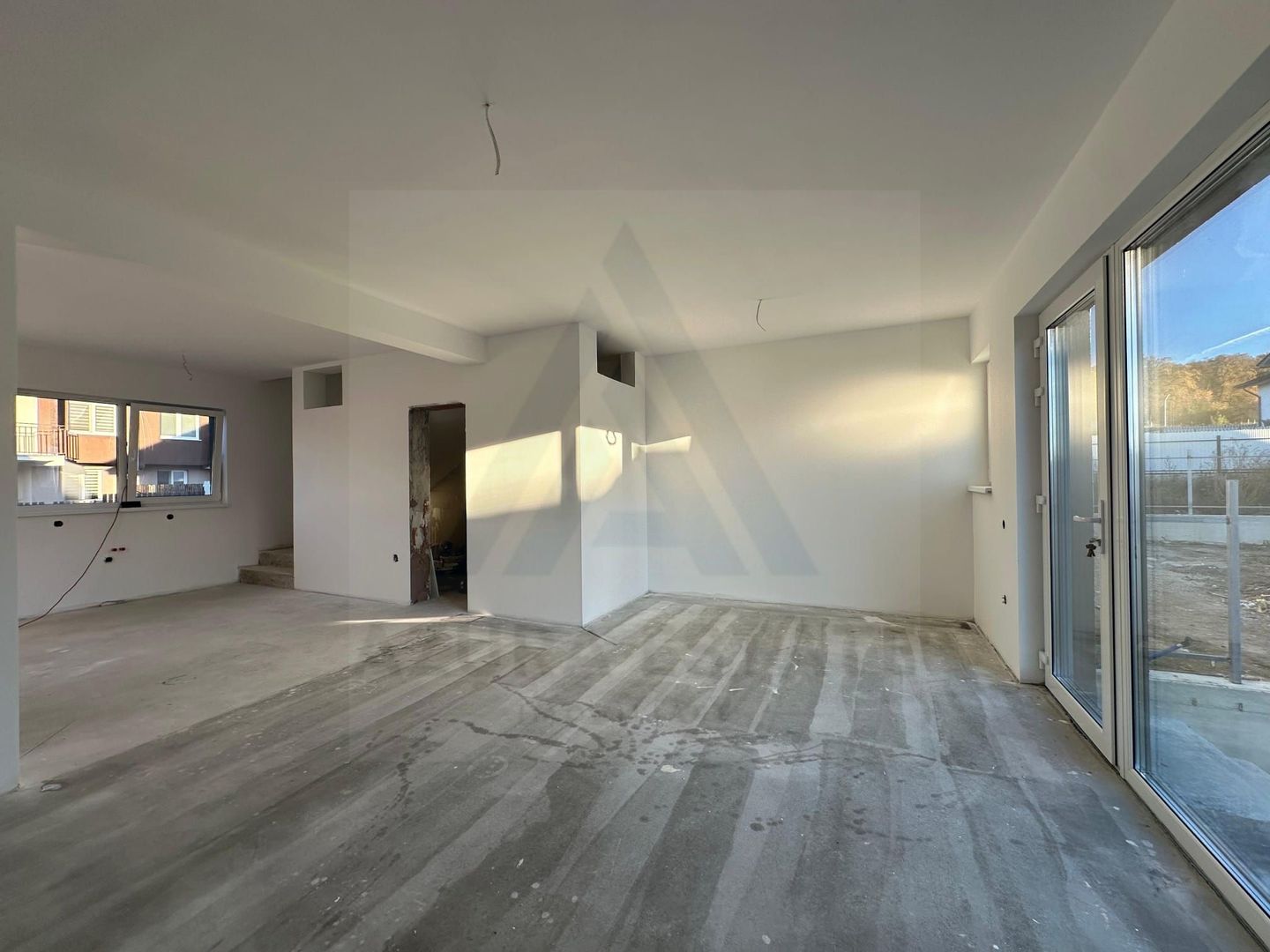 Casa moderna 4 camere 2 bai 3 locuri parcare si pivnita in Cisnadie - Poză 3