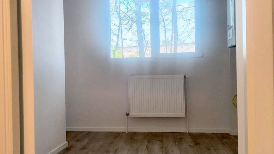 De vanzare apartament cu 2 camere, port, parter, 75.000 euro - Poză 9