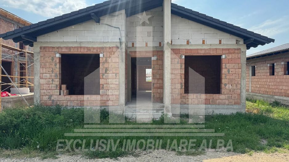 Casa individuala la rosu, Orizont - Poză 2