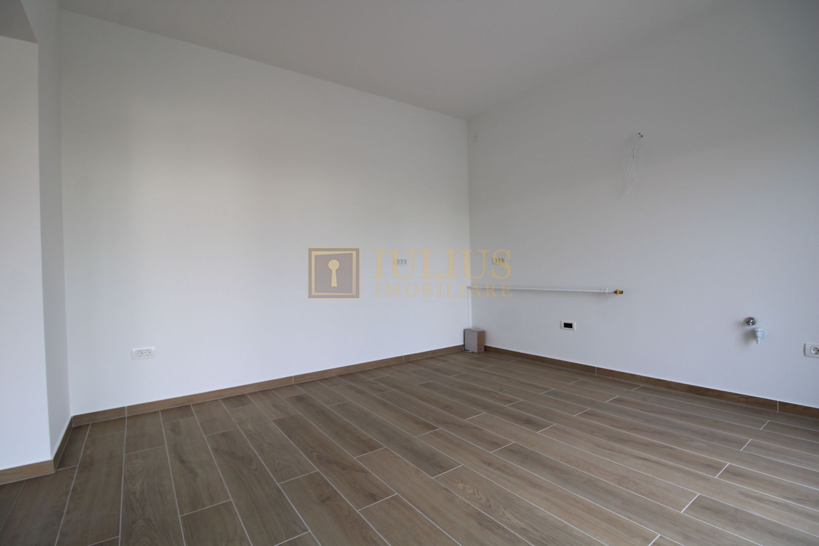 Casa zona Lunei, 5 camere + 3 bai, centrala proprie, rezidential sau birouri ! - Poză 15