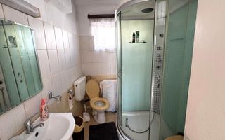 Casă cu arhitectură pragmatică în zona Port - Poză 5