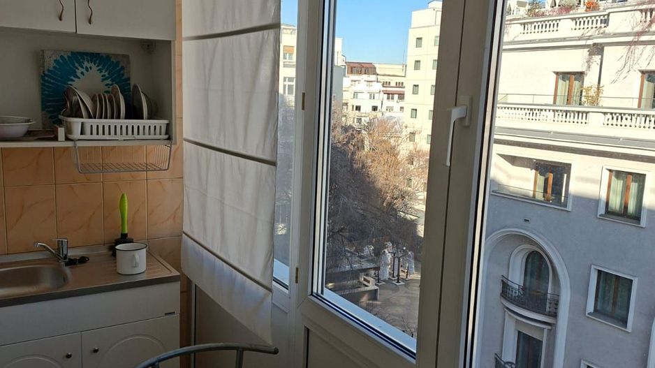 Garsoniera vis a vis de Athenee Palace nou renovata si mobilata - Poză 2