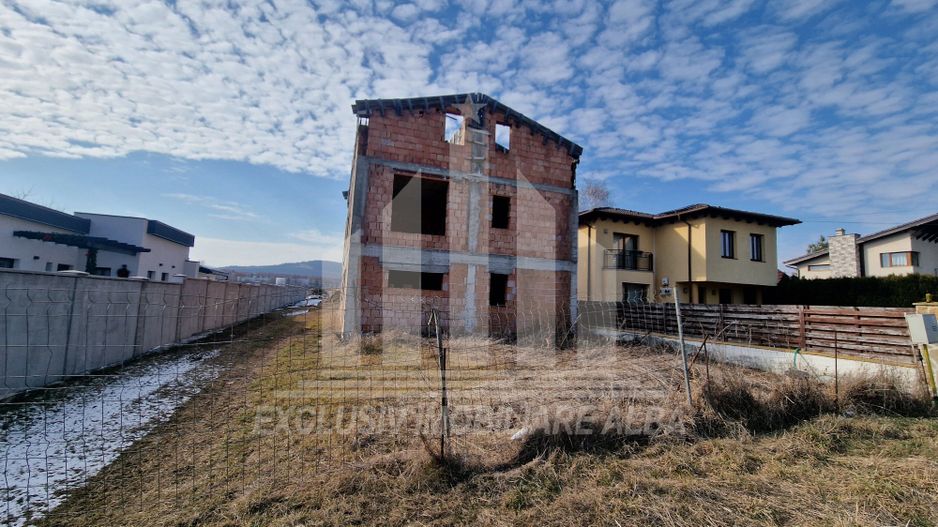 Casa individuala la rosu in Cetate - Poză 1