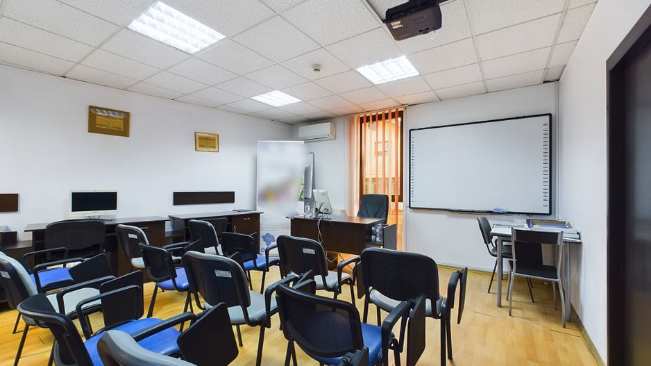 Clădire de birouri cu chiriași existenți - Poză 11