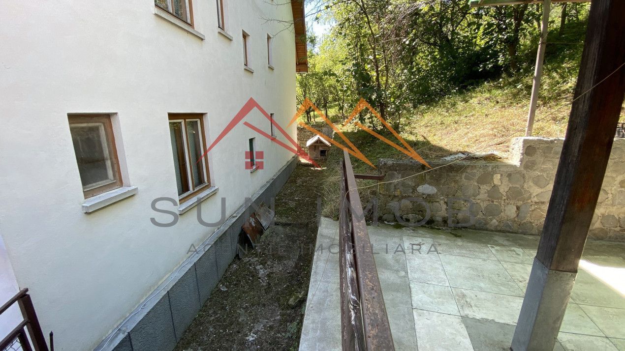 Vila de vanzare, teren 3100 mp, 7 camere, 6 grupuri sanitare, 3 CT, an 1997 - Poză 8