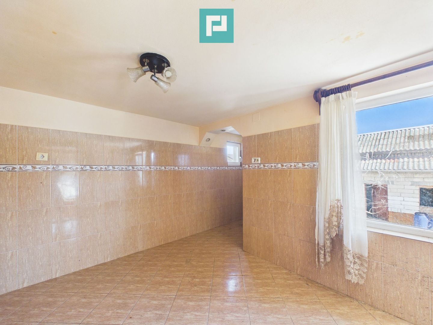 Casă cu 4 camere în Bujac - Poză 10