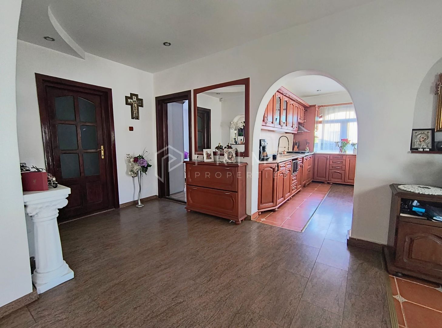 Casa perfectă pentru familie – curte, foișor cu grătar și garaj triplu - Poză 9