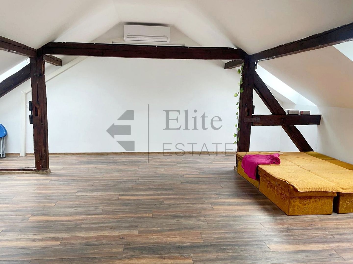 Apartament pe 2 nivele ultracentral in zona Teatrului Oradea - Poză 1