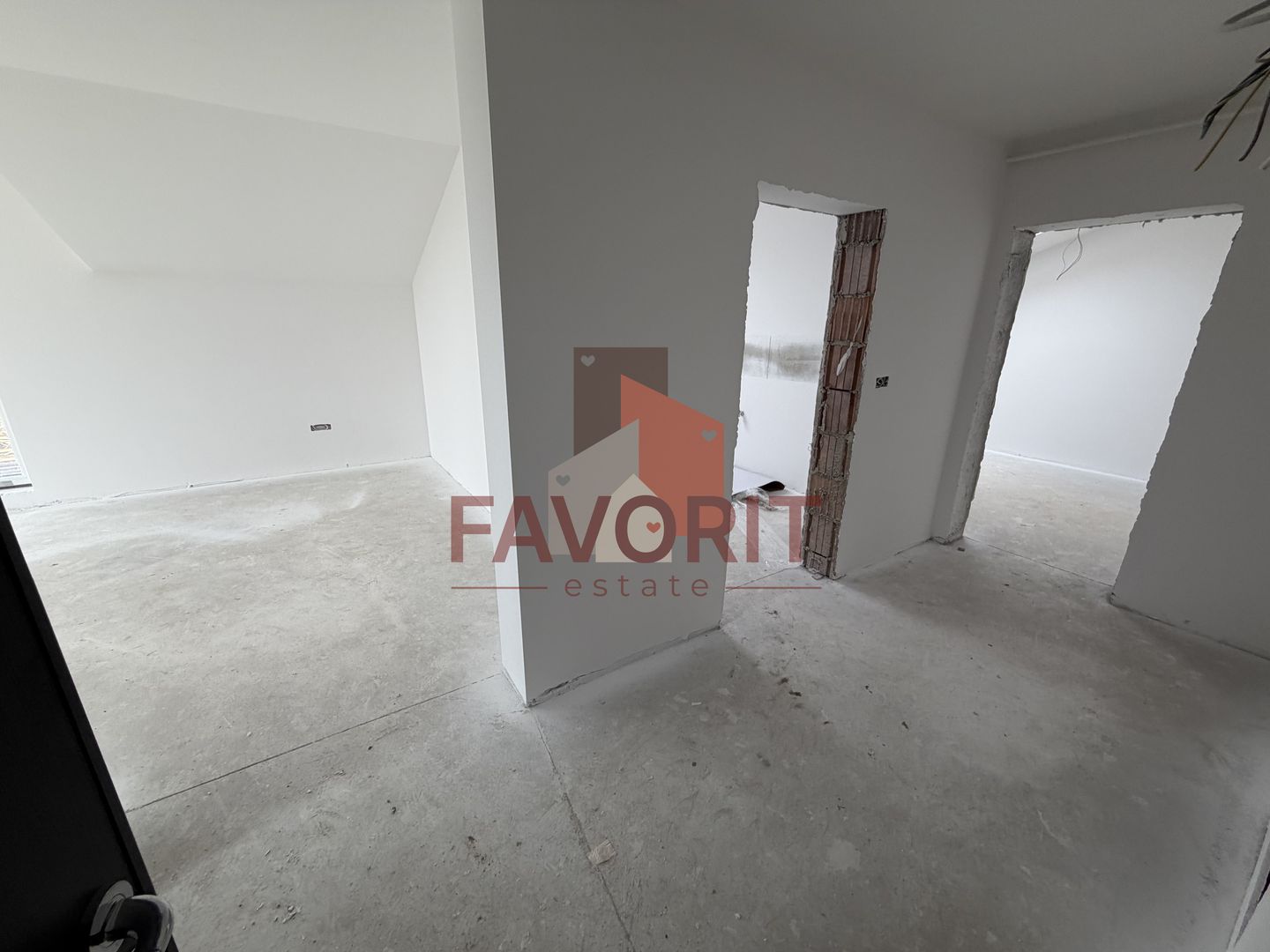 Decomandat. Zona Buziasului. Parcare in curte. - Poză 10