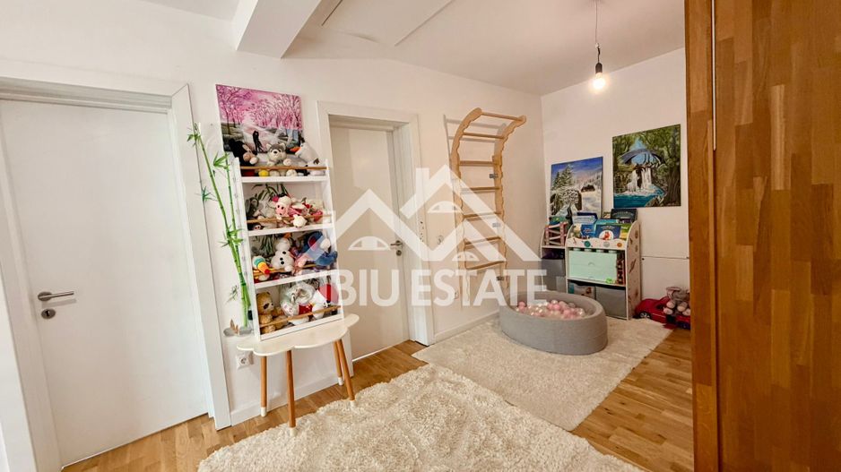 Duplex elegant cu 5 camere, 2 bai, curte in Cristian - Poză 11