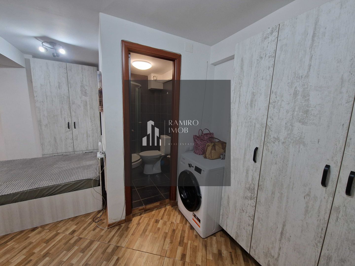 GARSONIERA 30MP, EROII REVOLUTIEI - Poză 11