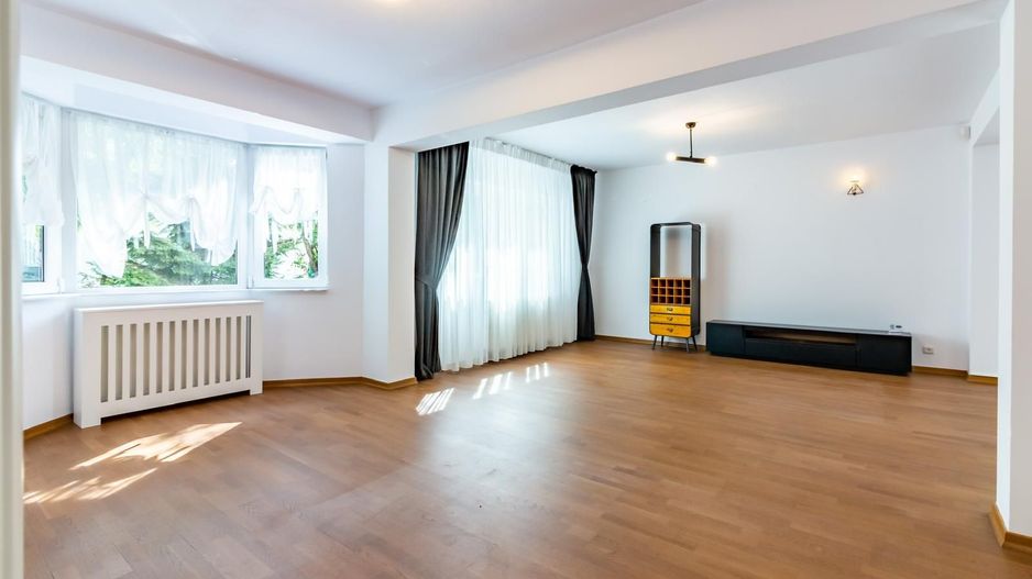 Vilă Individuală de Închiriat – Cartier Azur, 5 Camere, Terasă cu Jacuzzi, Curte 400 mp - Poză 4