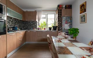 DE VANZARE CASA CU 4 CAMERE BUNA ZIUA - Poză 5