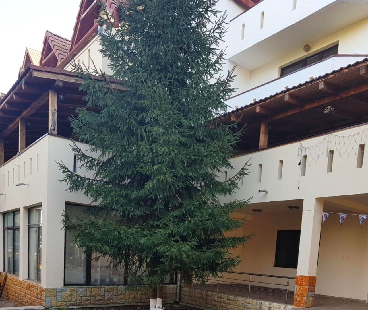 Hotel cu arhitectură montană deosebită poziționare premium Sâmbătă de Sus - Poză 18