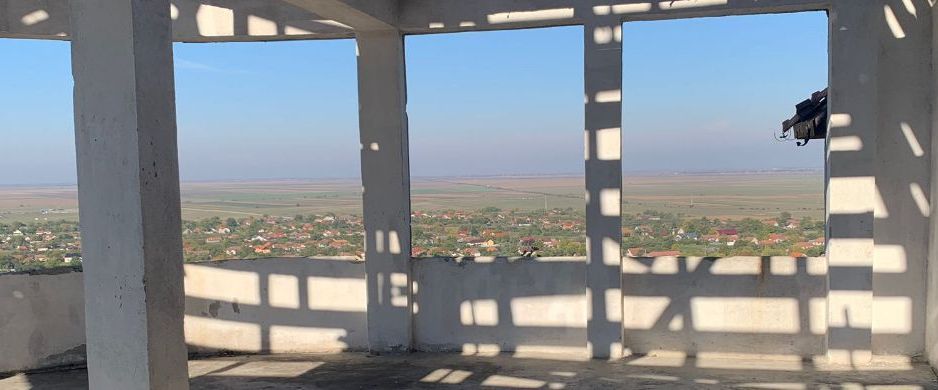 Castel cu vedere panoramică pe dealul Șiriei - Poză 15